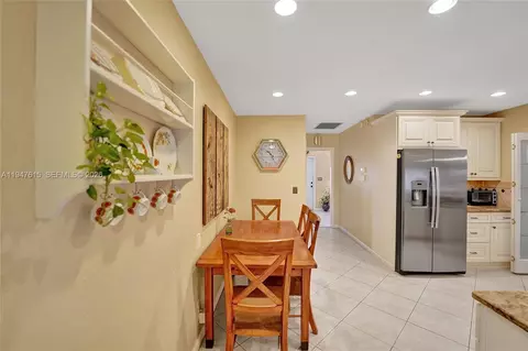 Dining - 230 SE 4th St, Dania Beach, FL 33004 photo 1 of 7