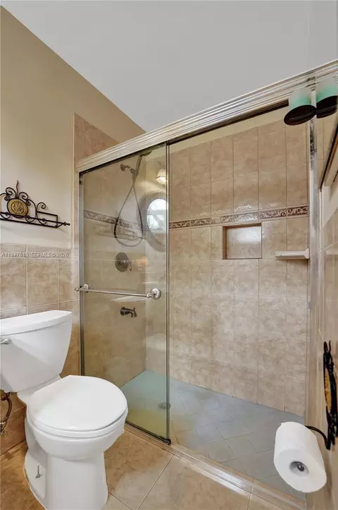 Bath - 230 SE 4th St, Dania Beach, FL 33004 photo 4 of 11