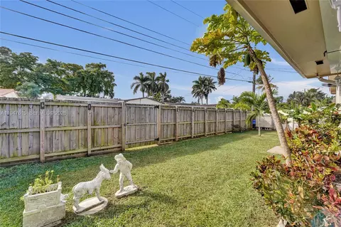 Exterior - 230 SE 4th St, Dania Beach, FL 33004 photo 8 of 15