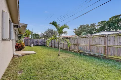 Exterior - 230 SE 4th St, Dania Beach, FL 33004 photo 13 of 15