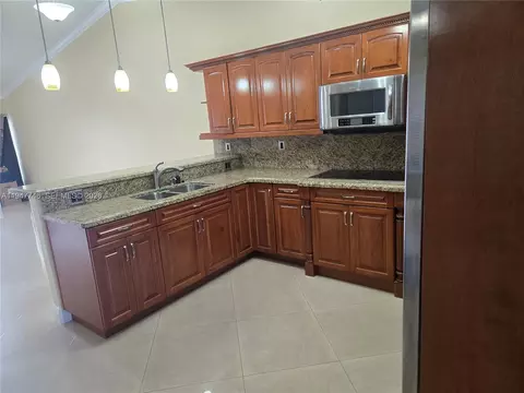 Kitchen - 2749 W 73rd Pl, Hialeah, FL 33016 photo 2 of 4