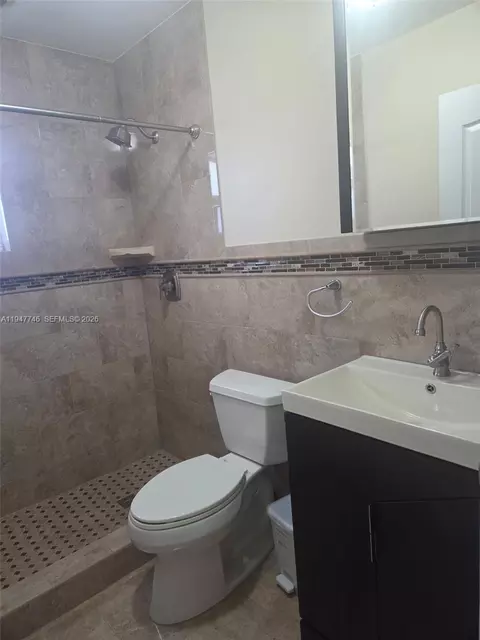 Bath - 2749 W 73rd Pl, Hialeah, FL 33016 photo 3 of 3