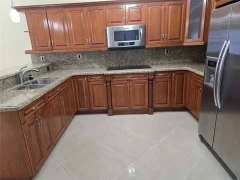 Kitchen - 2749 W 73rd Pl, Hialeah, FL 33016 photo 4 of 4