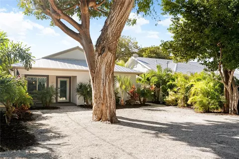 Exterior - 37 Bonefish Ave, Key Largo, FL 33037 photo 2 of 9