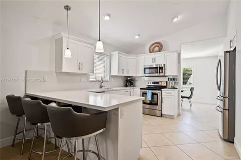 Kitchen - 37 Bonefish Ave, Key Largo, FL 33037 photo 2 of 2