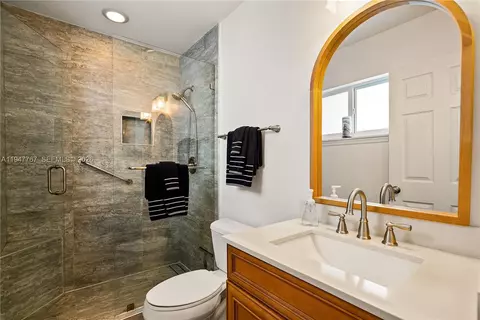 Bath - 37 Bonefish Ave, Key Largo, FL 33037 photo 1 of 2
