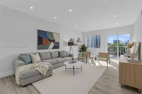 7925 Carlyle Ave #402, Miami Beach, FL 33141