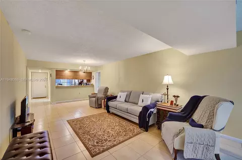 1713 Whitehall Dr #304, Davie, FL 33324