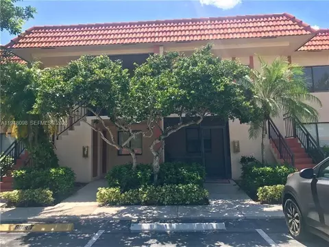 379 Lakeview Dr #205, Weston, FL 33326