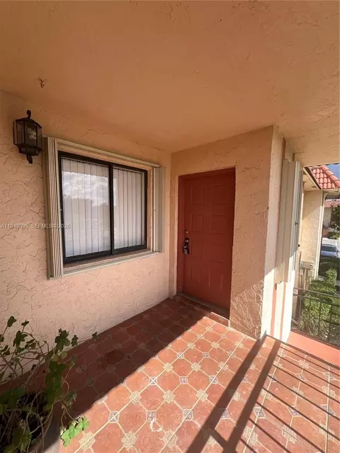 379 Lakeview Dr #205, Weston, FL 33326