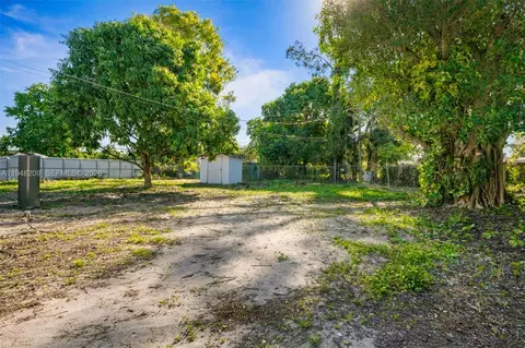 Exterior - 540 Harem Ave, Opa Locka, FL 33054 photo 5 of 7
