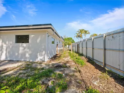 Exterior - 540 Harem Ave, Opa Locka, FL 33054 photo 6 of 7