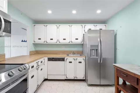 600 Parkview Dr #927, Hallandale Beach, FL 33009