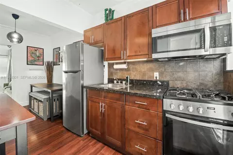 330 74th St #5, Miami Beach, FL 33141