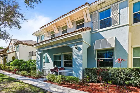 2913 Cascada Isles Way, Hollywood, FL 33024