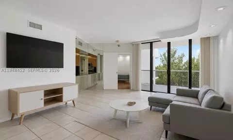 20281 E Country Club Dr #405, Aventura, FL 33180