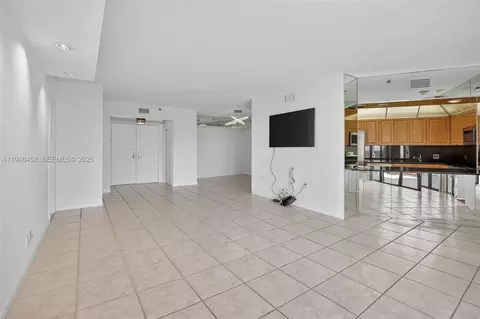 20281 E Country Club Dr #405, Aventura, FL 33180