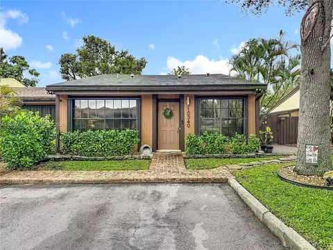 10340 Laurel Ct, Pembroke Pines, FL 33026