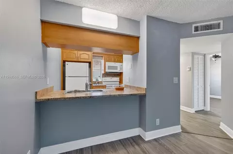 908 Twin Lakes Dr #8-C, Coral Springs, FL 33071