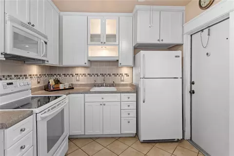 7401 Pines Blvd #222, Pembroke Pines, FL 33024