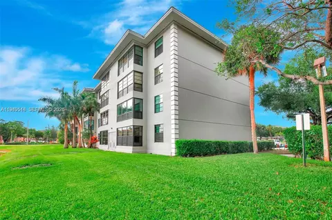 1532 Whitehall Dr #202, Davie, FL 33324