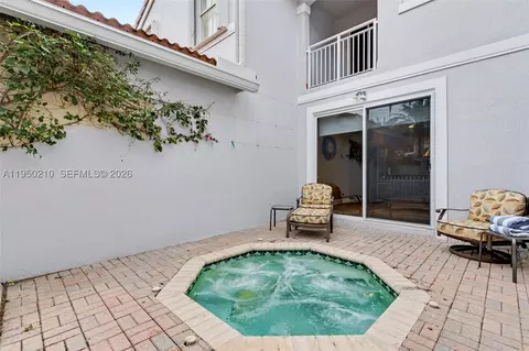 1140 Canella Ln, Hollywood, FL 33019