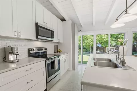 453 NE 89th St, El Portal, FL 33138 photo 11
