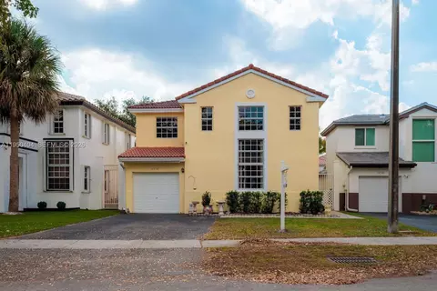 10738 N Saratoga Dr, Hollywood, FL 33026