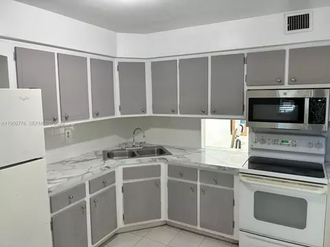 1450 NE 191st St #205, Miami, FL 33179
