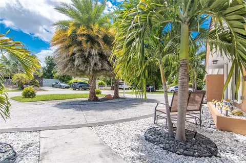 943 W 64th Pl, Hialeah, FL 33012 photo 32