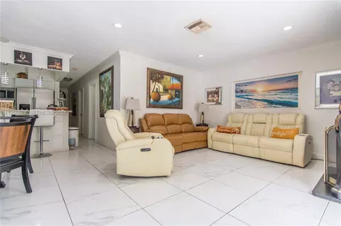 943 W 64th Pl, Hialeah, FL 33012 photo 9