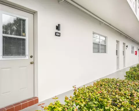 4805 NW 35th St #404, Lauderdale Lakes, FL 33319