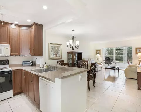 4805 NW 35th St #404, Lauderdale Lakes, FL 33319