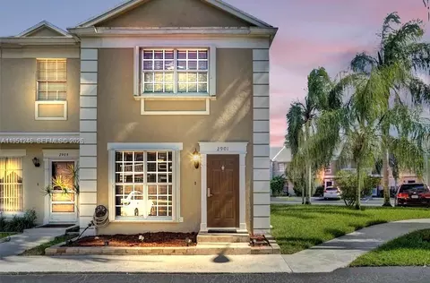 2901 Dorchester Ln, Hollywood, FL 33026