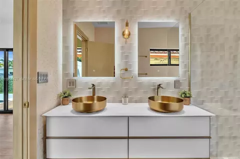 Bath - 9448 Abbott Ave, Surfside, FL 33154 photo 7 of 11