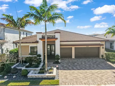 10530 S Lago Vista Cir, Parkland, FL 33076
