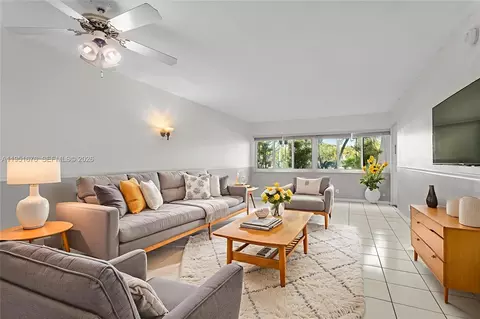 100 Lakeview Dr #108, Weston, FL 33326