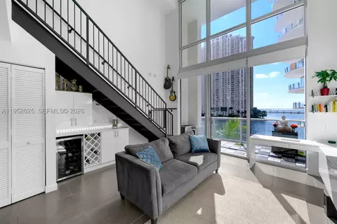 300 S Biscayne Blvd #L-410, Miami, FL 33131