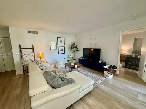 8810 SW 123rd Ct #M202, Miami, FL 33186