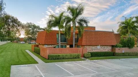 2566 Lakeview Ct, Hollywood, FL 33026