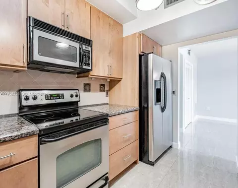4001 Hillcrest Dr #914, Hollywood, FL 33021