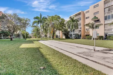 219 NE 14th Ave #107, Hallandale Beach, FL 33009