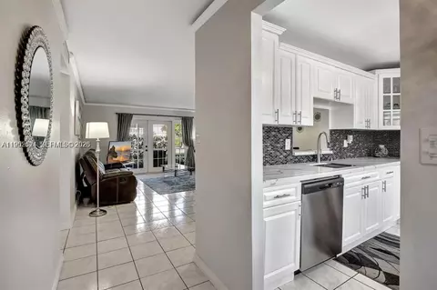 219 NE 14th Ave #107, Hallandale Beach, FL 33009