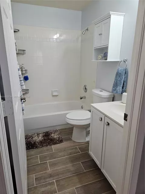 Bath - 6785 SE Warwick Ln, Stuart, FL 34997 photo 4 of 10