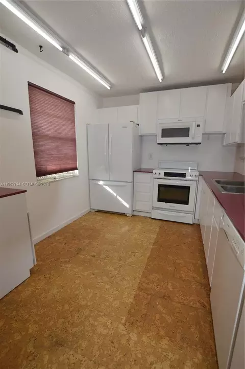 425 SE 11th Ter #402, Dania Beach, FL 33004