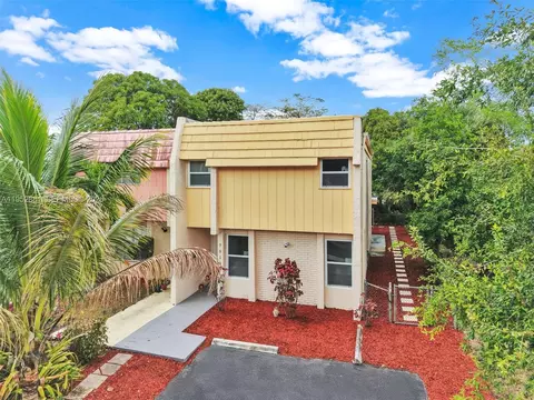 7911 SW 9th St, North Lauderdale, FL 33068