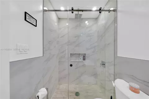 Bath - 458 E 20th St, Hialeah, FL 33013 photo 4 of 5