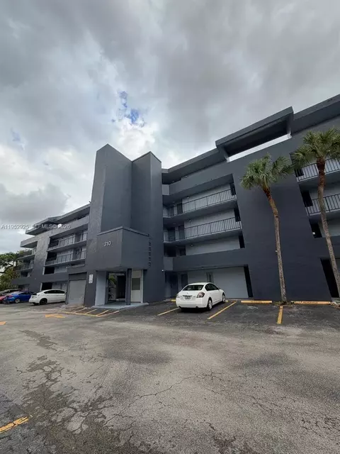 310 Fontainebleau Blvd #206, Miami, FL 33172