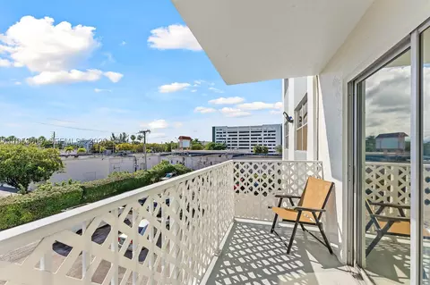 16465 NE 22nd Ave #302, North Miami Beach, FL 33160