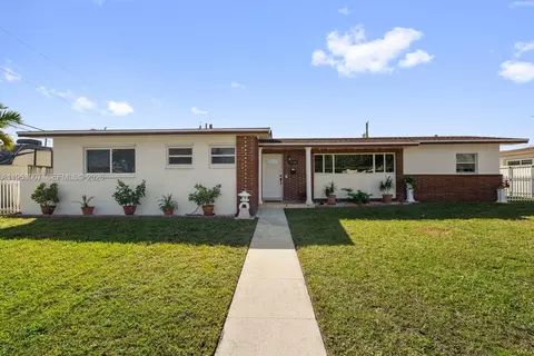 5770 NW 111th St, Hialeah, FL 33012